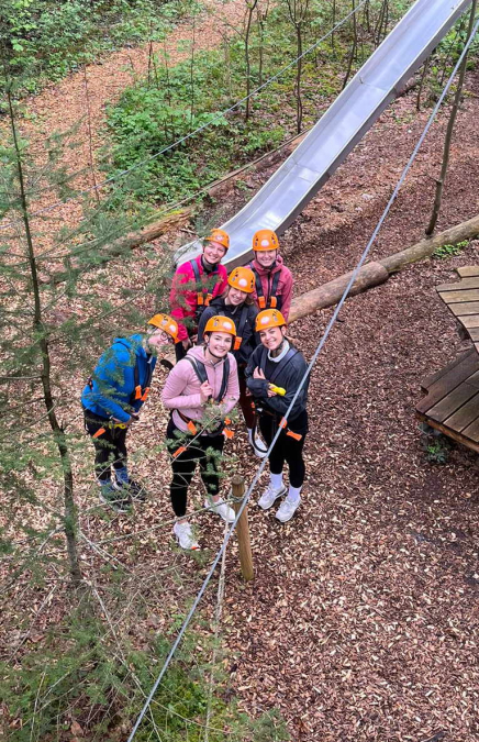 Gruppe im Wald Klein