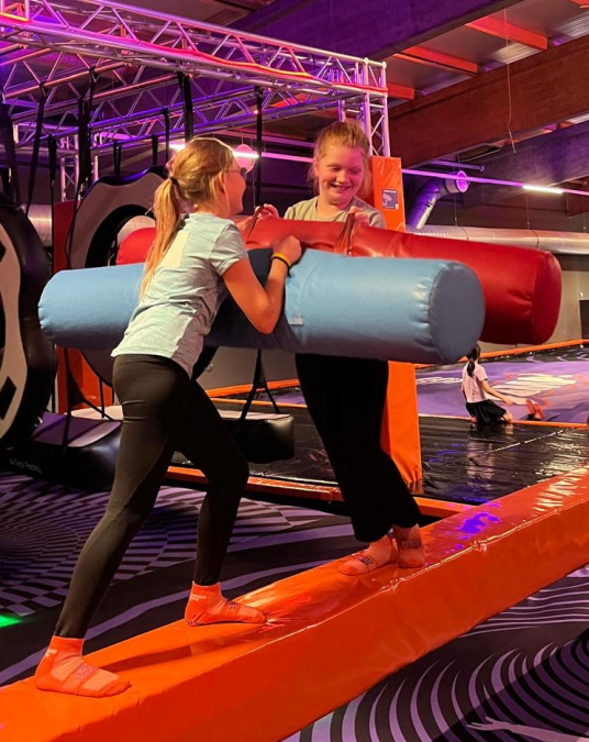 Action pur: Unsere Jugend erobert das Jump House München!